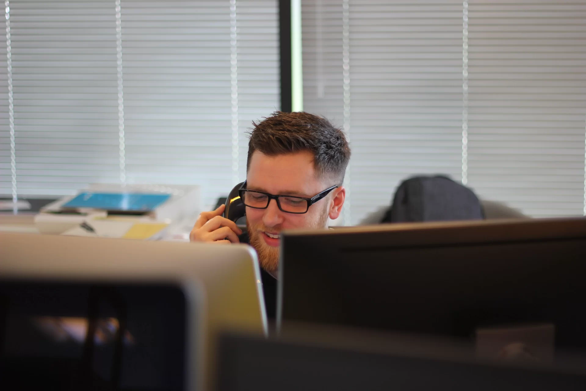 C'est un homme qui répond aux questions par téléphone